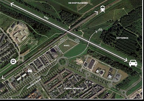 Luchtfoto van de locatie. De kavel ligt langs de spoorlijn en autoweg N702. De kavel ligt in de Stripheldenbuurt.