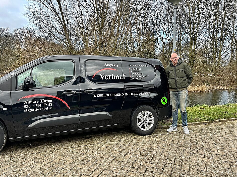 Gerwin bij zijn elektrische bus